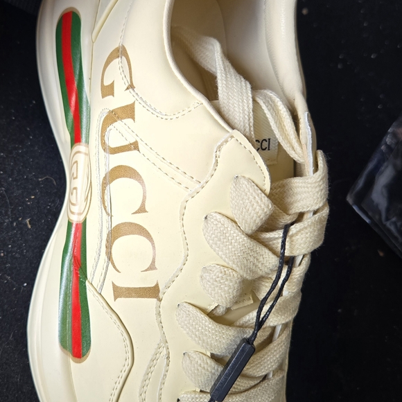 Gucci Beige Sneakers with Red and Green Accents - Picture 1 of 2